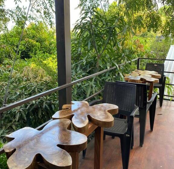 هتل Hostal Café El Cedro