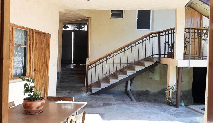 پانسیون Selina Guest House