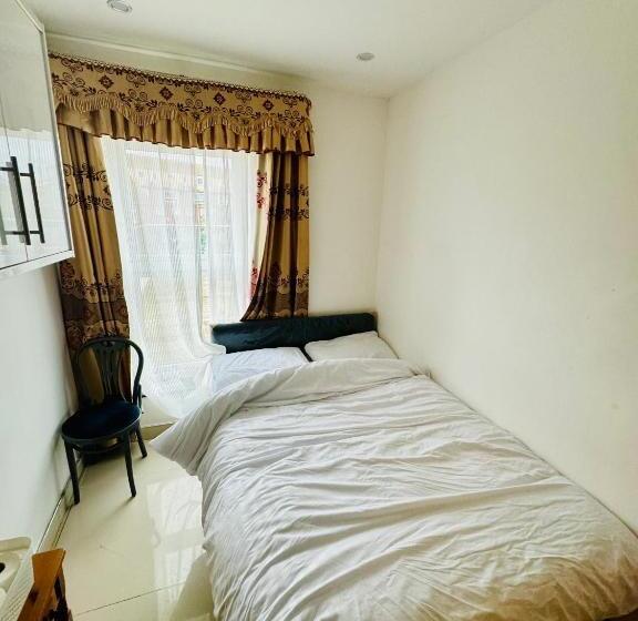 Bed and Breakfast The Great Falcon Accommodation