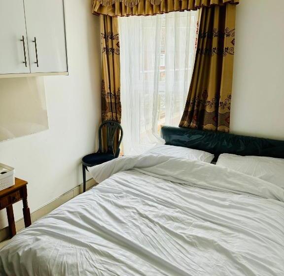 Bed and Breakfast The Great Falcon Accommodation