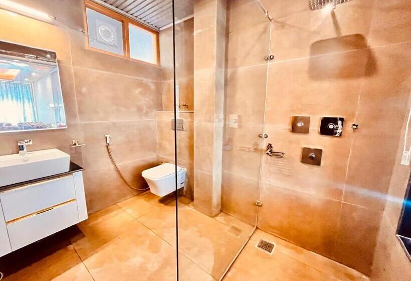 בית מלון כפרי Rockland Cottage, Manali Centrally Heated & Air Cooled Premium Rooms