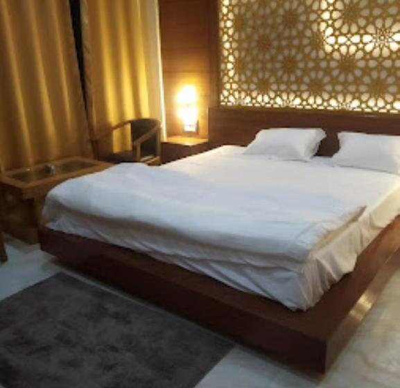 בית מלון כפרי Shar Inn Balrampur