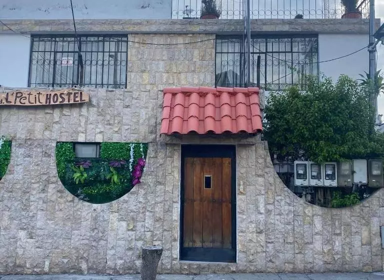 ペンション Calu L  Petit Hostel