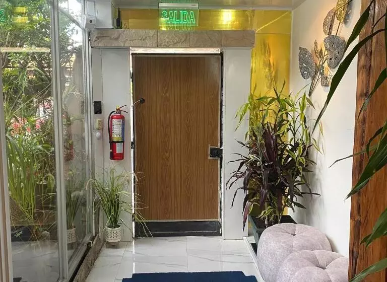 ペンション Calu L  Petit Hostel