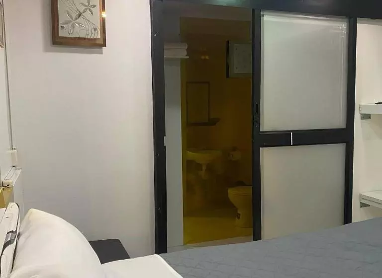 ペンション Calu L  Petit Hostel