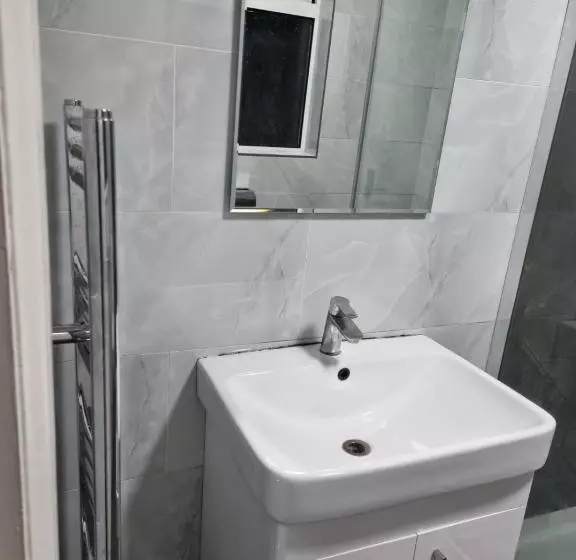 پانسیون Home Away From Home