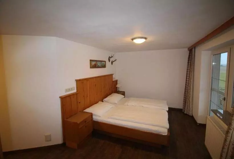 Aamiaismajoitus (B&B) Machlandgasthof Wahl