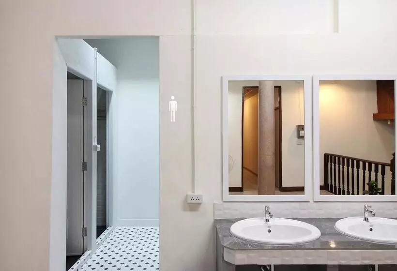 Chaiwat Hostel