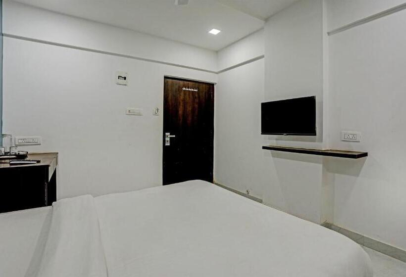 בית מלון כפרי Oyo Pooja Palace