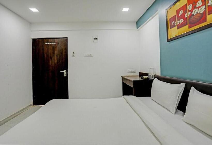 בית מלון כפרי Oyo Pooja Palace