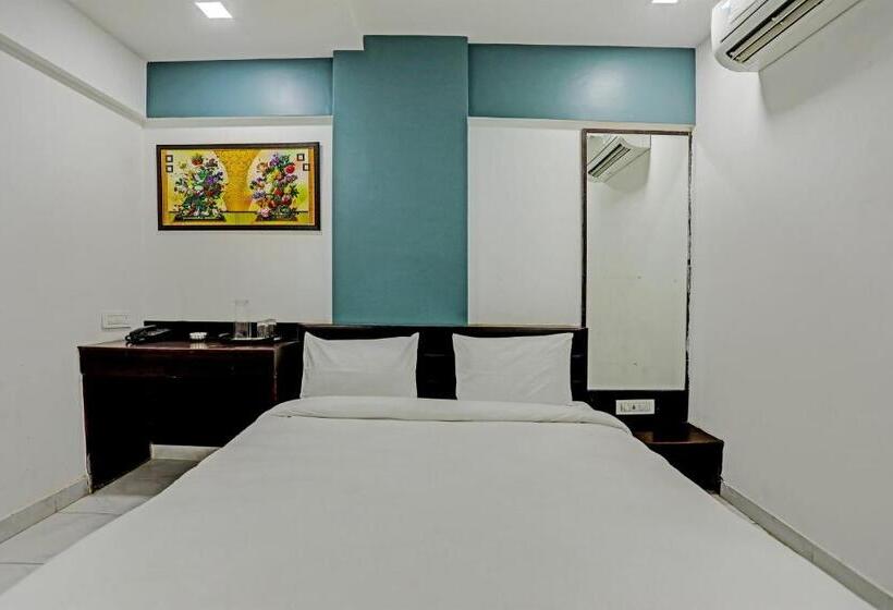 בית מלון כפרי Oyo Pooja Palace