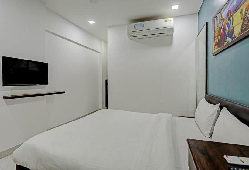 בית מלון כפרי Oyo Pooja Palace