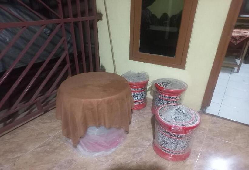 Szálloda Spot On 93542 Suripah Kostel Syariah