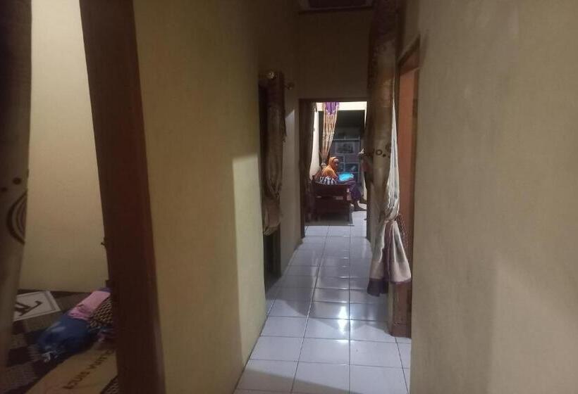 Szálloda Spot On 93542 Suripah Kostel Syariah