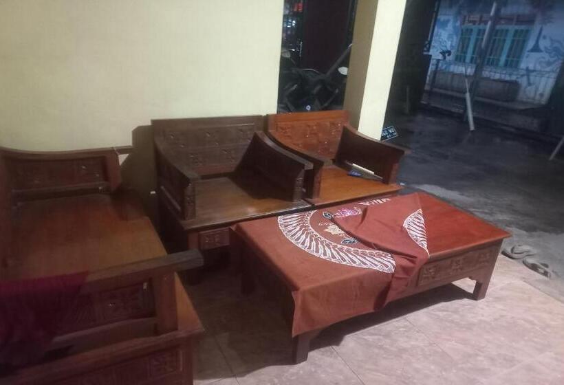 Szálloda Spot On 93542 Suripah Kostel Syariah