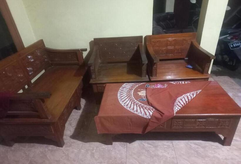 Szálloda Spot On 93542 Suripah Kostel Syariah