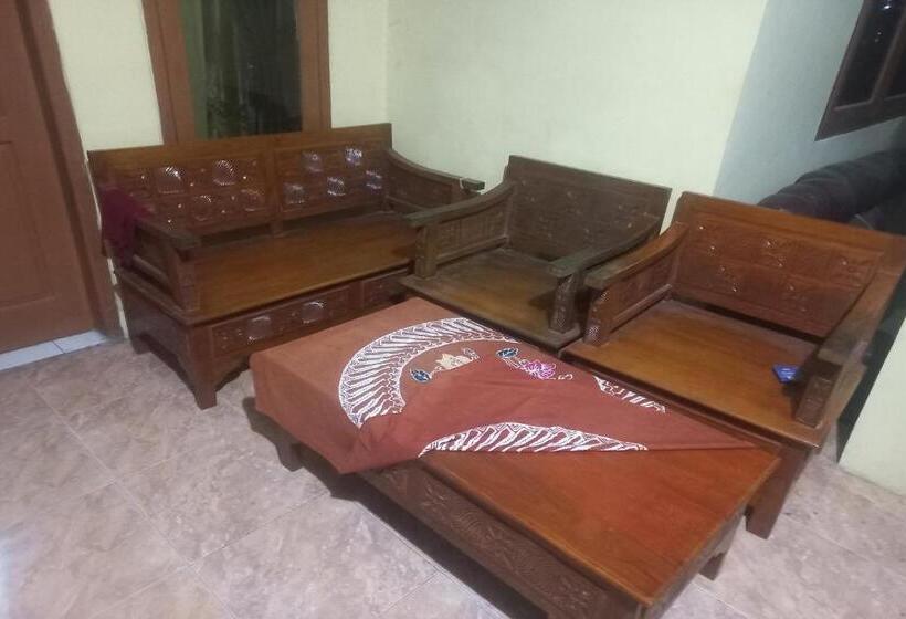 Szálloda Spot On 93542 Suripah Kostel Syariah