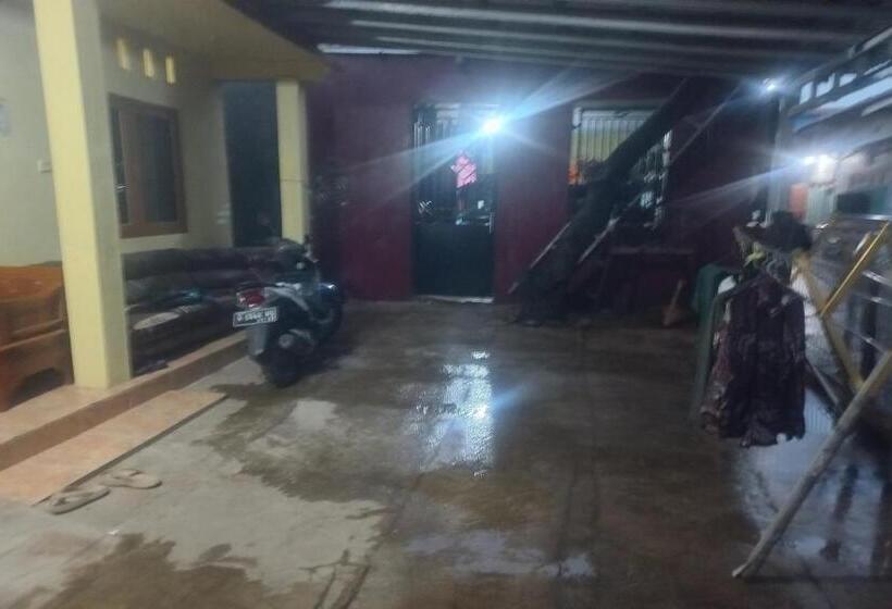 Szálloda Spot On 93542 Suripah Kostel Syariah