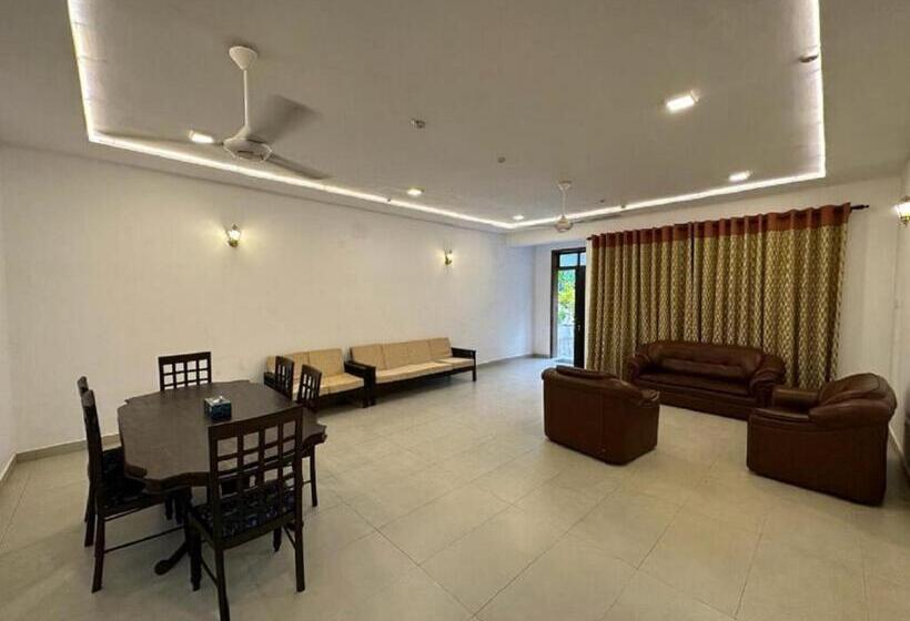 ペンション Highway Reach Layathraa