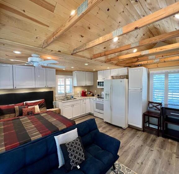 بنسيون The Lake Alfred Citruswood Cabin