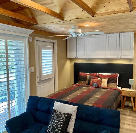 بنسيون The Lake Alfred Citruswood Cabin