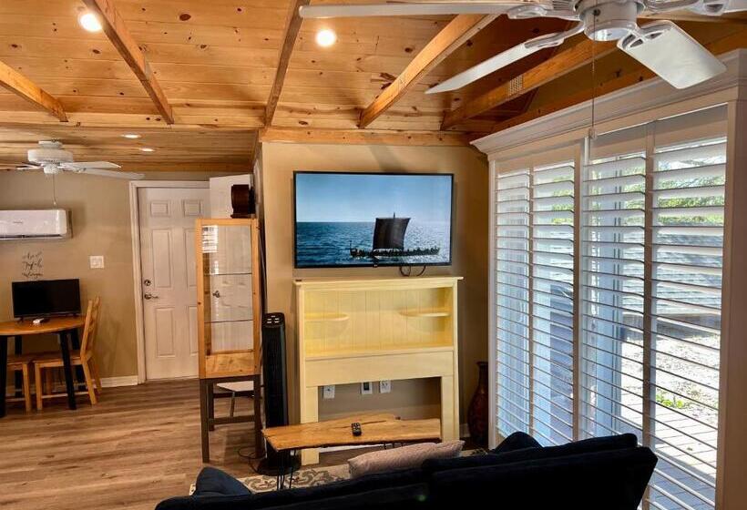 بنسيون The Lake Alfred Citruswood Cabin