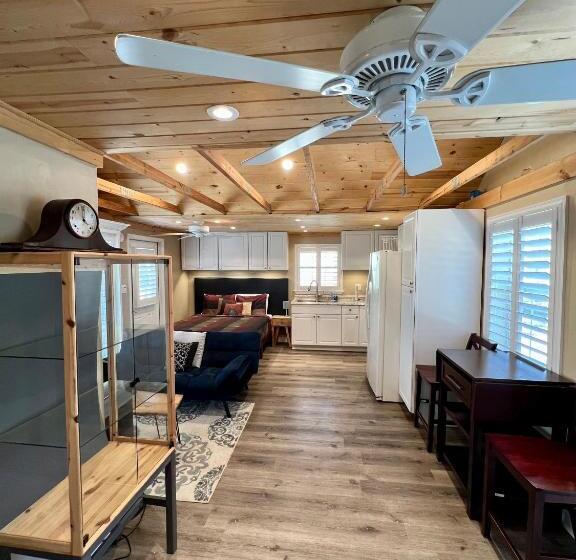 بنسيون The Lake Alfred Citruswood Cabin