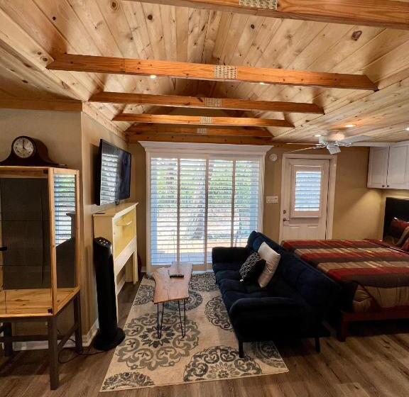 بنسيون The Lake Alfred Citruswood Cabin