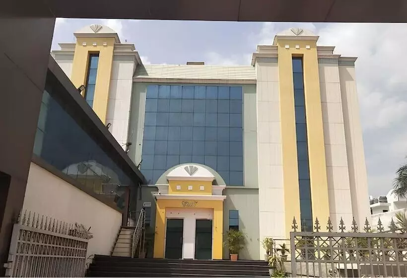 Hotelli Club 7 Resort And Banquets