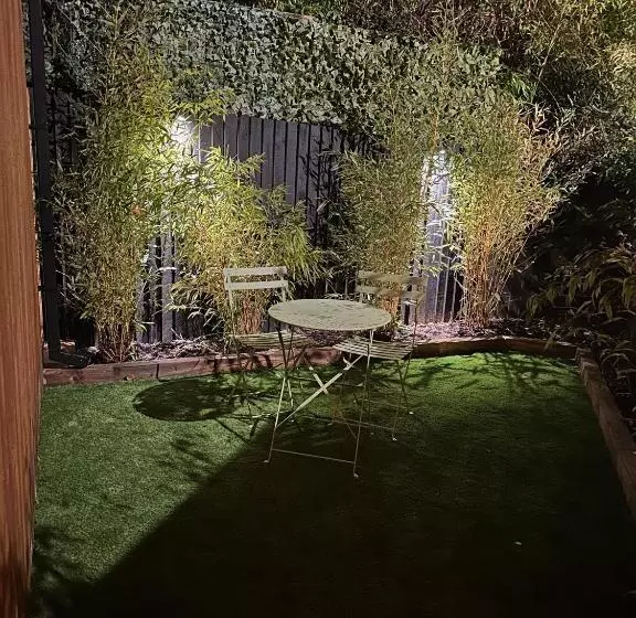 Kapselihotelli The Cottage Hideout