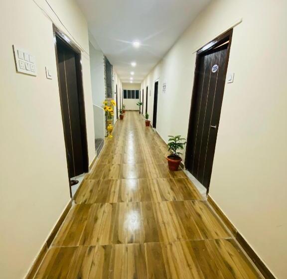 בית מלון כפרי Kp Suites Airport