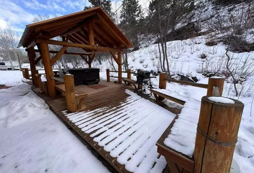 ペンション Ute Bluff Lodge, Cabins And Rv Park