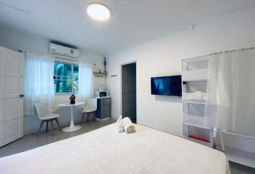 Отель Elephant Sports Bar And Accommodation