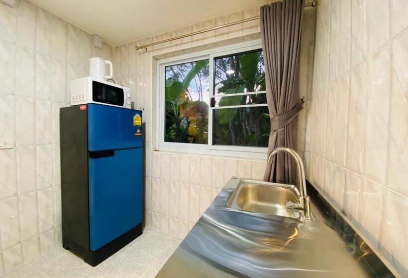 Отель Elephant Sports Bar And Accommodation