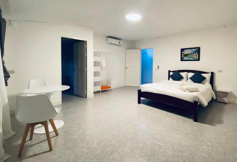 Отель Elephant Sports Bar And Accommodation