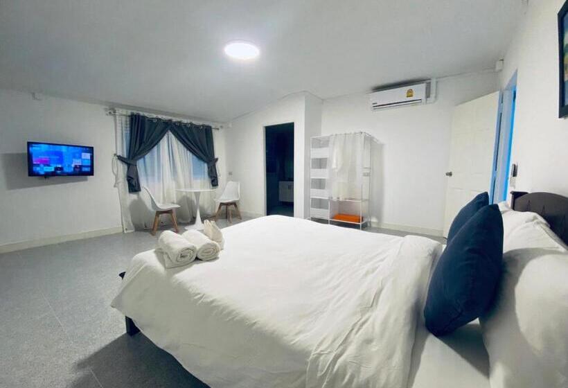 Отель Elephant Sports Bar And Accommodation