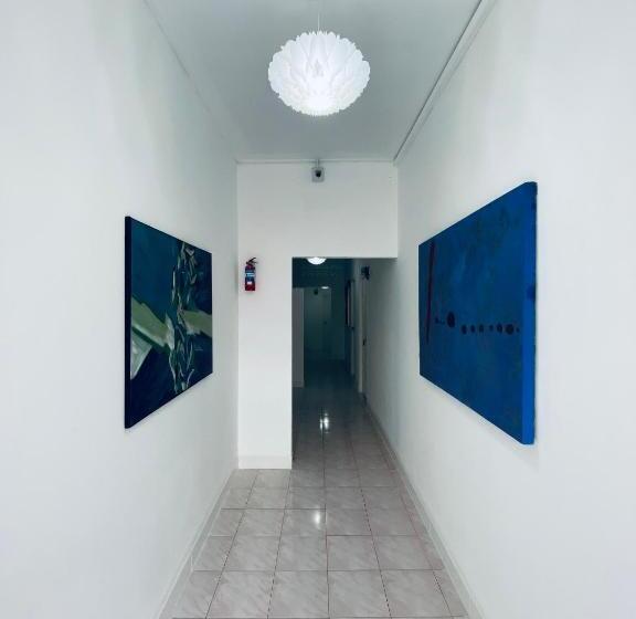 Отель Elephant Sports Bar And Accommodation