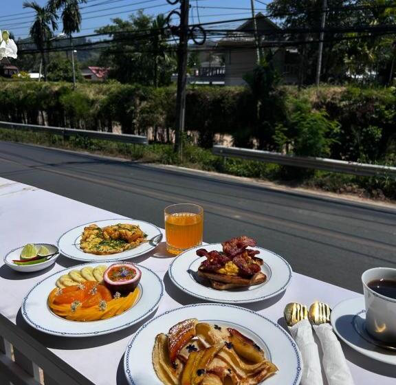 Отель Elephant Sports Bar And Accommodation