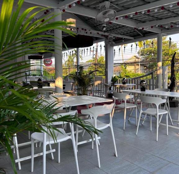 Отель Elephant Sports Bar And Accommodation