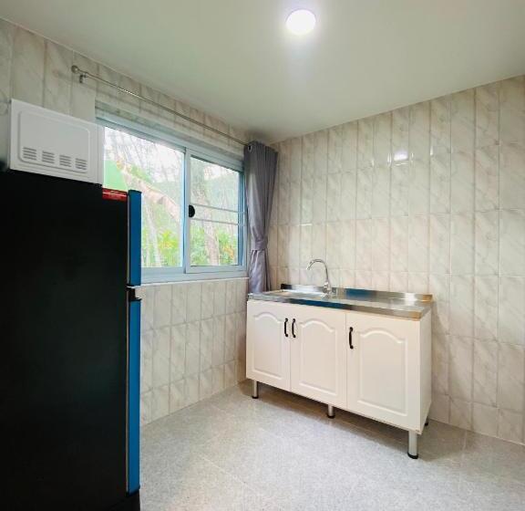 Отель Elephant Sports Bar And Accommodation