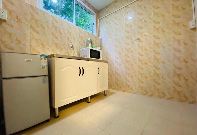 Отель Elephant Sports Bar And Accommodation