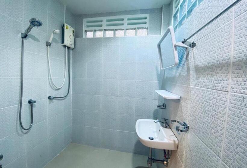 Отель Elephant Sports Bar And Accommodation