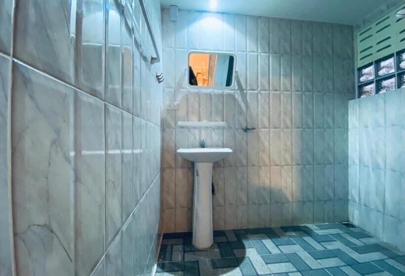 Отель Elephant Sports Bar And Accommodation