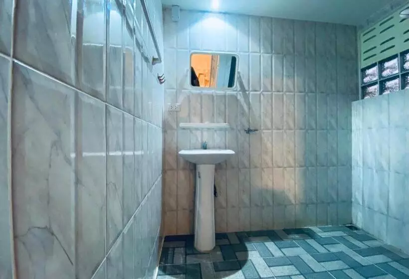 Hotelli Elephant Sports Bar And Accommodation