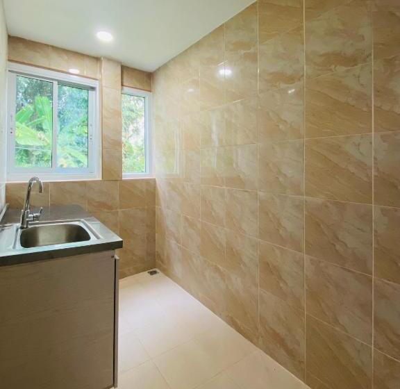 Отель Elephant Sports Bar And Accommodation