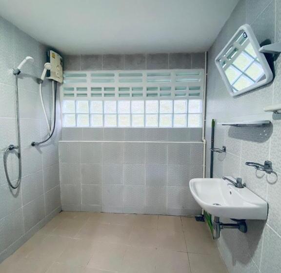 Отель Elephant Sports Bar And Accommodation