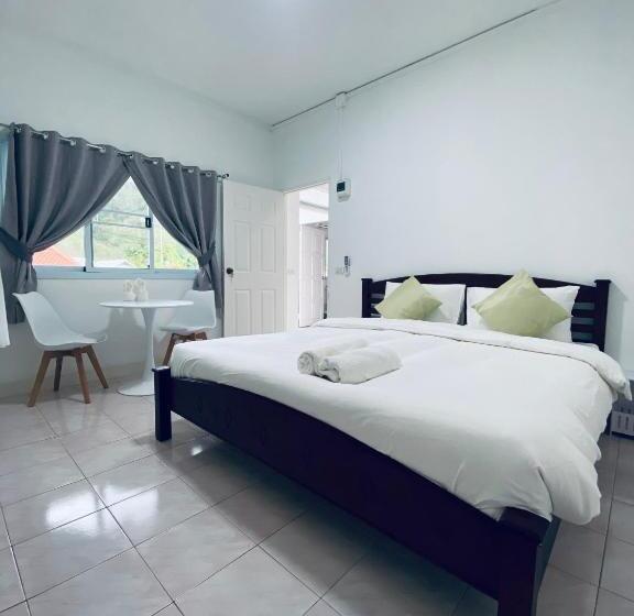 Отель Elephant Sports Bar And Accommodation