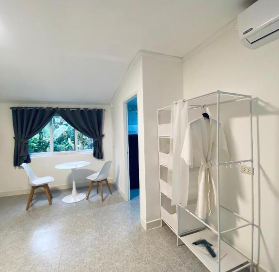 Отель Elephant Sports Bar And Accommodation