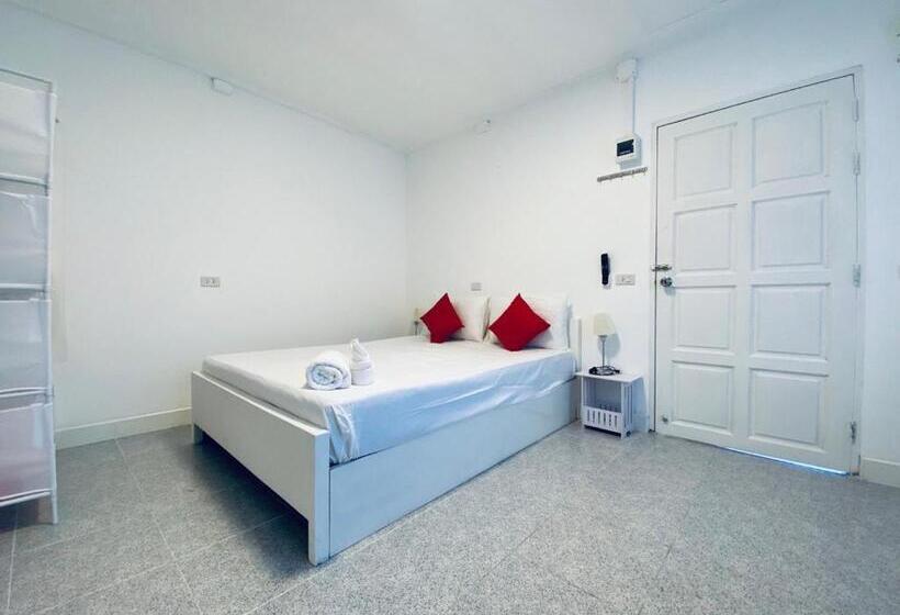 Отель Elephant Sports Bar And Accommodation