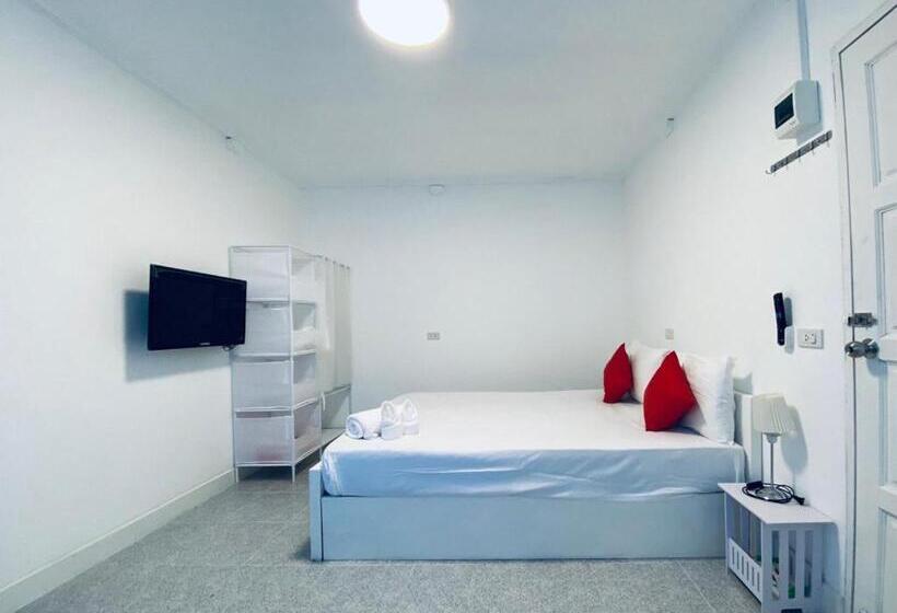 Отель Elephant Sports Bar And Accommodation